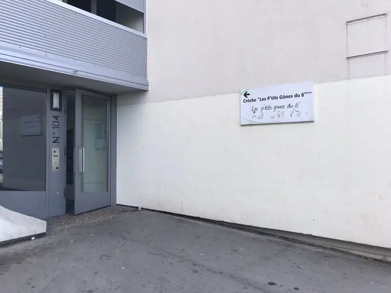 L’entrée de l’immeuble avec le panneau de la crèche