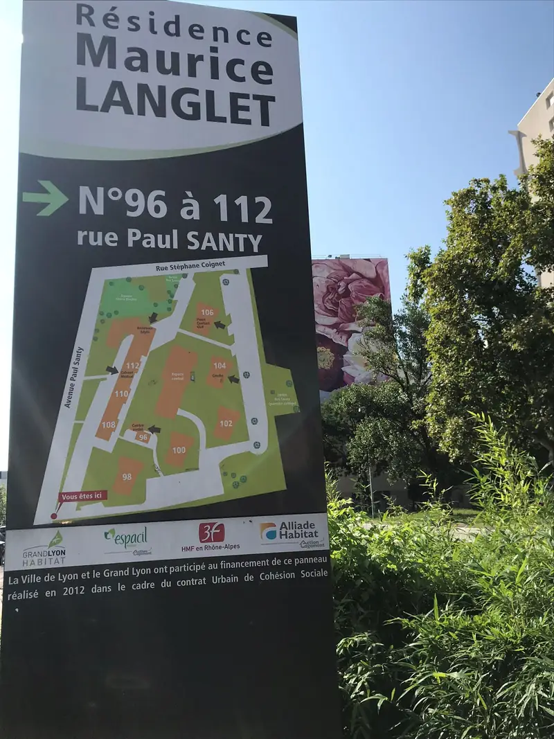 Le panneau d’entrée de la Résidence Maurice Langlet, n°96 à 112