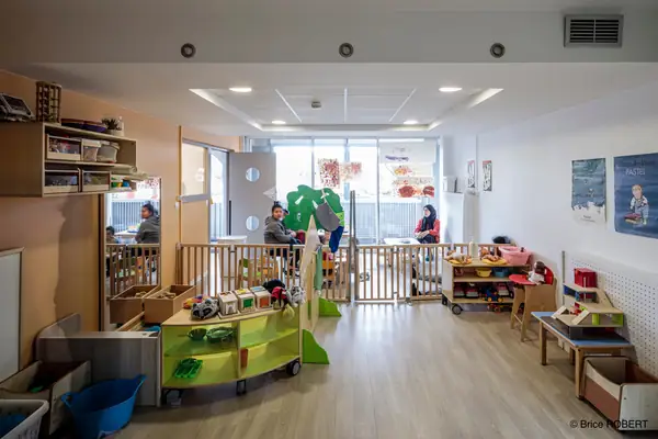 La grande salle d’éveil de la crèche